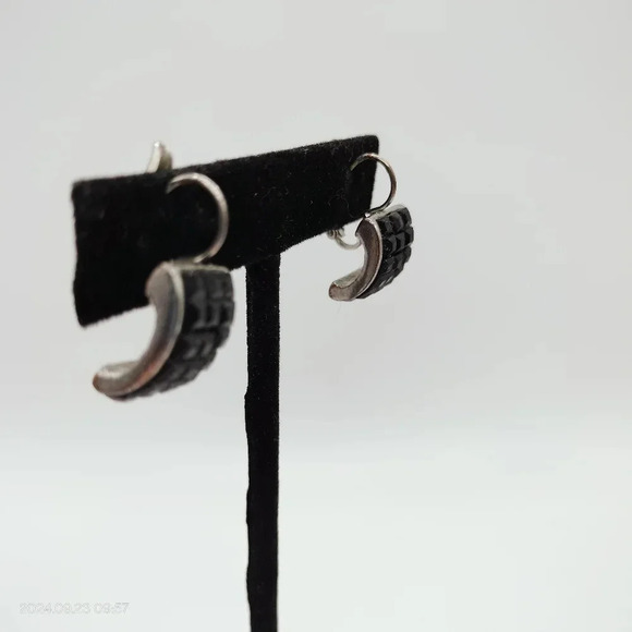 1/2" Silver Tone Hook Earrings Unsigned Beveled Pyramid Center Accent Pieces - Picture 6 of 10